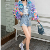 Schicke blaue Jeansjacke mit Rüschen und Stickereien im Patchwork-Stil aus Tüll